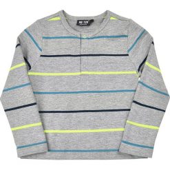 Koszulka w kolorze szarym. Szare t-shirty chłopięce z długim rękawem MeToo, z nadrukiem. W wyprzedaży za 47,95 zł.