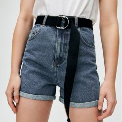 Krótkie szorty typu mom z paskiem - Niebieski. Niebieskie szorty damskie Cropp, bez wzorów. Za 99,99 zł.
