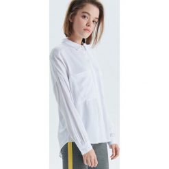 Gładka koszula z kieszeniami - Biały. Białe koszule damskie marki Cropp, s. Za 79,99 zł.