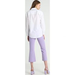 Calvin Klein Jeans POPLIN SHIRT Koszula bright white. Białe bluzki damskie marki Calvin Klein Jeans, s, bez wzorów, z bawełny, bez kołnierzyka, bez rękawów. Za 349,00 zł.