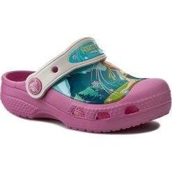 Klapki CROCS - CC Frozenfever Clog K 202706 Party Pink/Oyster. Różowe sandały dziewczęce Crocs, z tworzywa sztucznego, bez zapięcia. W wyprzedaży za 119,00 zł.