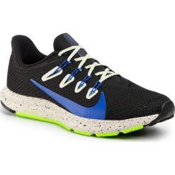 Buty NIKE - Quest 2 Se CJ6185 001 Black/Racer Blue/Desert Sand. Czarne buty sportowe męskie Nike, z tworzywa sztucznego, bez zapięcia, do biegania. W wyprzedaży za 299,00 zł.