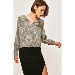 Answear - Bluzka. Białe bluzki damskie ANSWEAR, s, bez wzorów, z poliesteru, bez kołnierzyka, z długim rękawem. W wyprzedaży za 79,90 zł.
