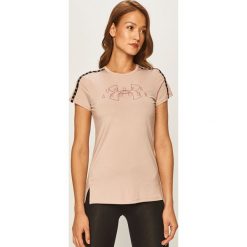 Under Armour - T-shirt. Różowe topy damskie Under Armour, s, z nadrukiem, z poliesteru, z krótkim rękawem. Za 149,90 zł.