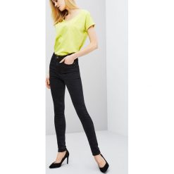 Jeansy typu high waist. Jeansy damskie Moodo, xs, bez wzorów, z jeansu, z podwyższonym stanem. Za 29,99 zł.