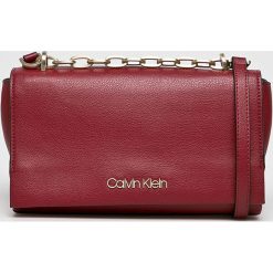 Calvin Klein - Torebka. Czerwone torebki klasyczne damskie marki Calvin Klein, w paski, ze skóry ekologicznej, na ramię, średnie. W wyprzedaży za 429,90 zł.