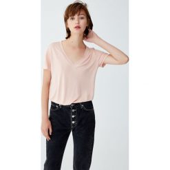 Koszulka z wiskozy z dekoltem w serek. Białe t-shirty damskie Pull&Bear, z wiskozy, z dekoltem w serek. Za 39,90 zł.
