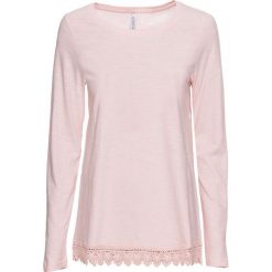 Shirt z długim rękawem i koronką bonprix pastelowy jasnoróżowy. Różowe koszulki damskie bonprix, w koronkowe wzory, z koronki, z okrągłym kołnierzem, z długim rękawem. Za 54,99 zł.