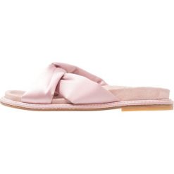 RAS Klapki pink. Czerwone klapki damskie marki RAS, z materiału. W wyprzedaży za 379,50 zł.