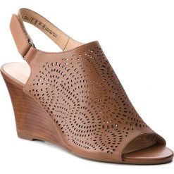 Sandały CLARKS - Raven Dawn 261318554 Tan Leather. Klapki damskie Clarks. W wyprzedaży za 259,00 zł.