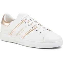 Sneakersy EMPORIO ARMANI - X3X096 XM090 P461 White/Lt. Gold. Żółte półbuty damskie Emporio Armani, bez wzorów, ze skóry, bez obcasa, na płaskiej podeszwie, bez zapięcia. W wyprzedaży za 549,00 zł.