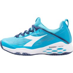 Diadora SPEED BLUSHIELD FLY AG Obuwie multicourt blue fluo/white. Niebieskie buty trekkingowe męskie marki Diadora, z tworzywa sztucznego, na golfa. W wyprzedaży za 370,30 zł.