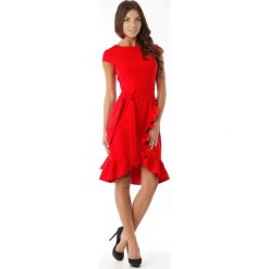 Elegancka wiązana w pasie sukienka z asymetrycznym dołem urozmaiconym falbaną. Czerwone sukienki damskie Made in Poland, xl, bez wzorów, z elastanu, eleganckie, z asymetrycznym kołnierzem, bez rękawów, asymetryczne. Za 289,00 zł.