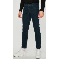Pepe Jeans - Spodnie. Pomarańczowe spodnie męskie Pepe Jeans, na co dzień, bez wzorów, z elastanu, casualowe. W wyprzedaży za 199,90 zł.