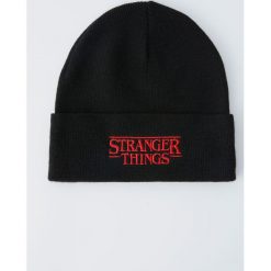 Dzianinowa czapka Netflix Stranger Things. Czarne czapki damskie Pull&Bear, bez wzorów, z dzianiny. Za 49,90 zł.