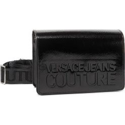 Torebka VERSACE JEANS COUTURE - E1VVBBM8 71412 899. Czarne listonoszki damskie Versace Jeans Couture, bez wzorów, z jeansu, bez dodatków. W wyprzedaży za 589,00 zł.