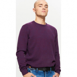 Gładki sweter BASIC - Fioletowy. Fioletowe swetry klasyczne męskie marki Cropp, l. Za 69,99 zł.