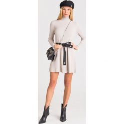 SUKIENKA PATRIZIA PEPE. Brązowe sukienki damskie Patrizia Pepe, na imprezę, s, w paski, z dzianiny, z golfem, bez rękawów, mini. Za 653,40 zł.