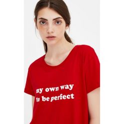 Koszulka basic z napisem. Czerwone t-shirty damskie marki Pull&Bear, z napisami. Za 24,90 zł.
