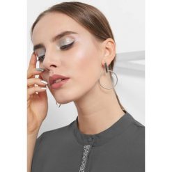 Koszula z koralikami. Szare koszule wiązane damskie Orsay, z poliesteru, eleganckie, ze stójką, z długim rękawem. Za 89,99 zł.