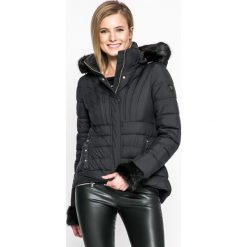 Guess Jeans - Kurtka Doris. Czarne kurtki damskie marki Guess Jeans, s, z poliesteru, z kapturem. W wyprzedaży za 719,91 zł.
