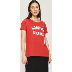 T-shirt z taśmami - Czerwony. Czerwone t-shirty damskie Sinsay, l. W wyprzedaży za 14,99 zł.
