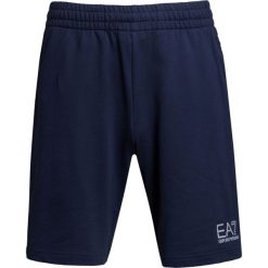 Szorty EA7 EMPORIO ARMANI Granatowy. Niebieskie spodenki dresowe męskie marki EA7 Emporio Armani, z nadrukiem. Za 238,00 zł.