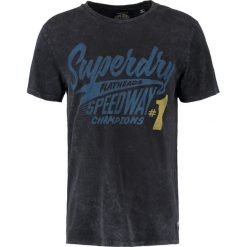 T-shirty męskie: Superdry PREMIUM EQUIPMENT TEE Tshirt z nadrukiem overdyed black cloverfield plum