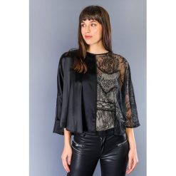 Bluzka w kolorze czarnym. Czarne bluzki damskie Twinset, w koronkowe wzory, z koronki, z okrągłym kołnierzem. W wyprzedaży za 349,95 zł.