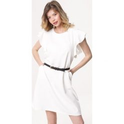 Biała Sukienka Dissipating. Białe sukienki damskie Born2be, bez wzorów, eleganckie, z okrągłym kołnierzem, bez rękawów, midi. Za 49,99 zł.