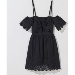 Bawełniana sukienka off shoulder z koronką - Czarny. Czarne sukienki damskie Mohito, w koronkowe wzory, z bawełny, bez kołnierzyka, bez rękawów. Za 159,99 zł.