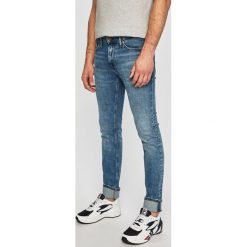 Tommy Jeans - Jeansy. Niebieskie jeansy męskie Tommy Jeans, bez wzorów, z obniżonym stanem. W wyprzedaży za 329,90 zł.