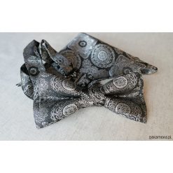 MUCHA Szara z czarnym akcentem i Poszetką. Szare muszki męskie Pakamera, w paski, eleganckie. Za 99,00 zł.
