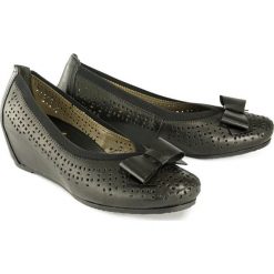 RIEKER L4767-00 black, czółenka damskie. Czarne koturny damskie Rieker, bez obcasa, na koturnie, bez zapięcia. Za 269,90 zł.