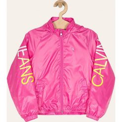 Calvin Klein Jeans - Kurtka dziecięca 116-176 cm. Różowe kurtki dziewczęce Calvin Klein Jeans, bez wzorów, z poliesteru, krótkie, z kapturem. Za 449,90 zł.