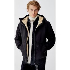 Kurtka z obszyciem z baranka. Białe kurtki męskie marki Pull&Bear, m, z napisami. Za 199,00 zł.