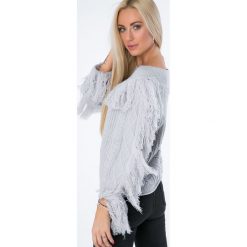 Swetry klasyczne damskie: Sweter dekolt w łódkę z frędzlami jasnoszary MISC4540