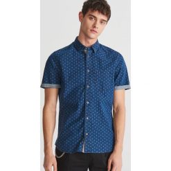 Jeansowa koszula slim fit - Granatowy. Niebieskie koszule męskie Reserved, m, bez wzorów, z jeansu, bez kołnierzyka, bez rękawów. Za 119,99 zł.