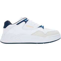 Skórzane sneakersy "Court Slam" w kolorze biało-granatowym. Niebieskie sneakersy męskie Lacoste, na sznurówki. W wyprzedaży za 259,95 zł.