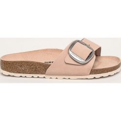 Birkenstock - Klapki skórzane Madrid Big Buckle. Różowe klapki damskie Birkenstock, bez wzorów, ze skóry, bez obcasa, na obcasie. W wyprzedaży za 299,90 zł.