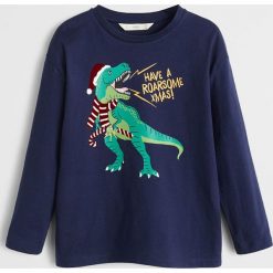Mango Kids - Longsleeve dziecięcy Dino 110-152 cm. Niebieskie t-shirty chłopięce Mango Kids, z nadrukiem, z bawełny, bez rękawów. Za 59,90 zł.