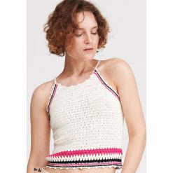 Dzianinowy top - Biały. Białe topy damskie Reserved, s, bez wzorów, z dzianiny, bez kołnierzyka. W wyprzedaży za 9,99 zł.