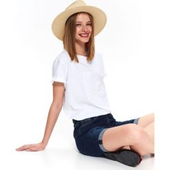 T-SHIRT KRÓTKI RĘKAW DAMSKI Z NADRUKIEM. Białe t-shirty damskie Top Secret, z nadrukiem, z dzianiny, bez kołnierzyka. Za 49,99 zł.