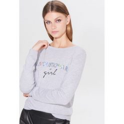 Sweter z holograficznym nadrukiem - Jasny szary. Szare swetry damskie Mohito, s, z nadrukiem, bez rękawów, bez kaptura. W wyprzedaży za 29,99 zł.