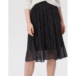Plisowana spódnica z mikroprintem - Czarny. Czarne spódniczki damskie Sinsay, s, bez wzorów. Za 59,99 zł.