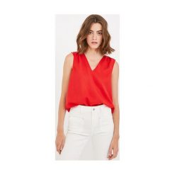 Bluzka damska. Bluzki damskie Promod, bez wzorów, z jeansu, eleganckie, z klasycznym kołnierzykiem, bez rękawów. Za 62,50 zł.