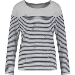 Sweter w kolorze szaro-granatowym. Szare swetry damskie Gerry Weber, w paski, bez rękawów, bez kaptura. W wyprzedaży za 129,95 zł.
