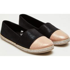Espadryle z metalicznym połyskiem. Żółte espadryle damskie Moodo, bez wzorów, z bawełny, bez obcasa. Za 49,99 zł.