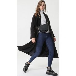 Czarny Płaszcz Crosse. Czarne płaszcze damskie Born2be, uniwersalny, bez wzorów, eleganckie, plus size, długie. Za 199,99 zł.