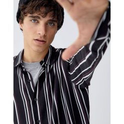 Koszula w paski z wiskozy. Czarne koszule męskie Pull&Bear, m, w paski, z wiskozy, bez kołnierzyka, z długim rękawem. Za 99,90 zł.